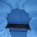 Arctic Snowhotel & Glass Igloos 3* Sinettä