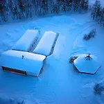 Arctic Snowhotel & Glass Igloos Sinettä