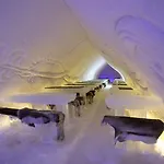 Arctic Snowhotel & Glass Igloos 3* Sinettä