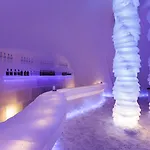 Hotel Arctic Snowhotel & Glass Igloos 3*