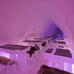 Arctic Snowhotel & Glass Igloos סינטה