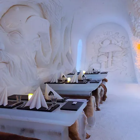 Arctic Snowhotel & Glass Igloos 3* Sinettä