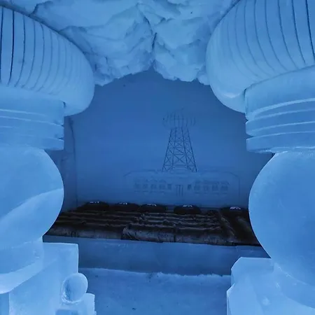 Arctic Snowhotel & Glass Igloos 3* Sinettä