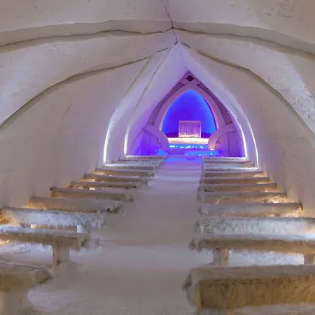 Arctic Snowhotel & Glass Igloos Sinettä