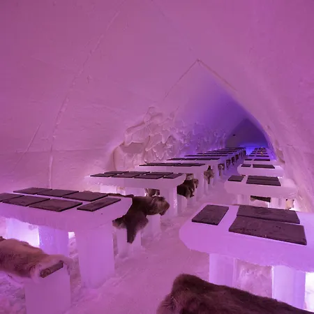 Arctic Snowhotel & Glass Igloos Sinettä