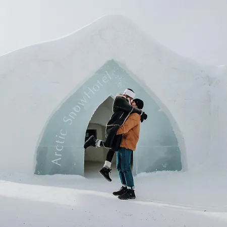 Arctic Snowhotel & Glass Igloos Hotel Sinettä