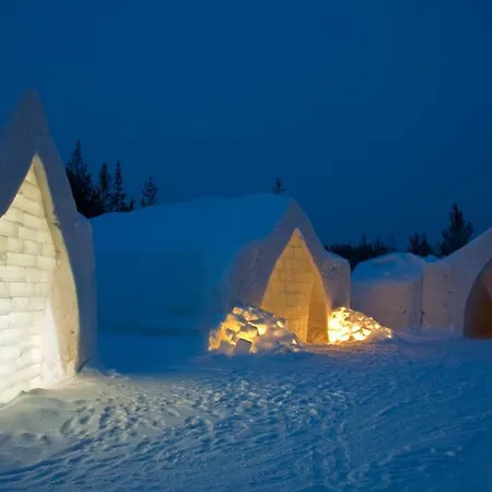 Arctic Snowhotel & Glass Igloos シニータ