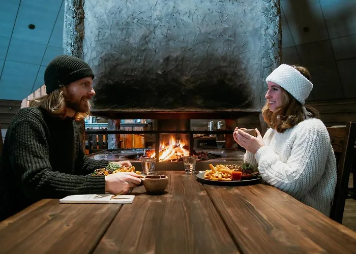 Arctic Snowhotel & Glass Igloos Sinettä