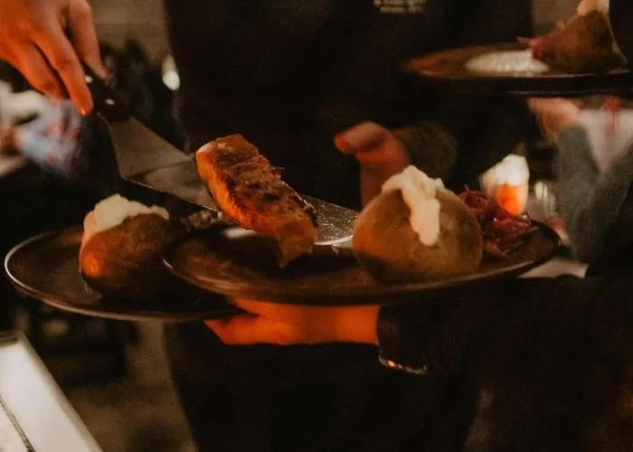 Arctic Snowhotel & Glass Igloos Hotel Sinettä