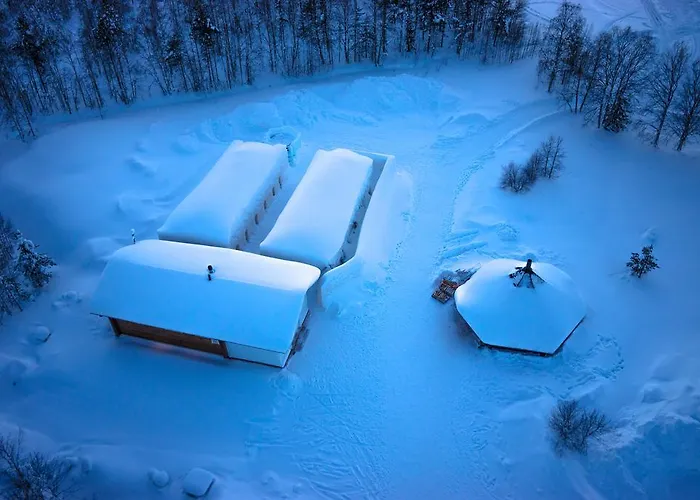 Arctic Snowhotel & Glass Igloos Sinettä
