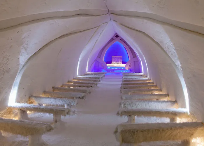 Arctic Snowhotel & Glass Igloos Sinettä