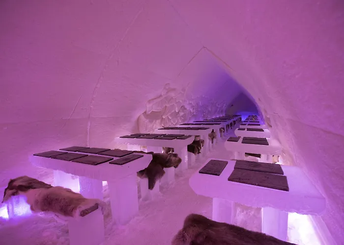 Arctic Snowhotel & Glass Igloos Sinettä