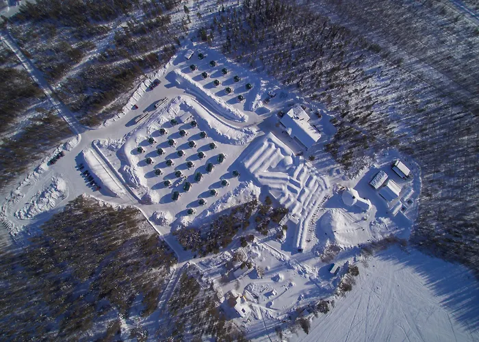 Arctic Snowhotel & Glass Igloos Hotel Sinettä